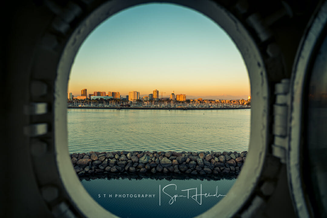 Looking through the port hole on the #QueenMarry⁣ at the #sunset.
⁣⁣
⁣#sthphotographyatx
